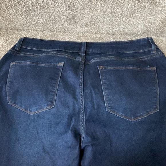 Nearly New C&B Dark Wash Mid Rise Stretch Capri Jeans - Picture 6 of 6